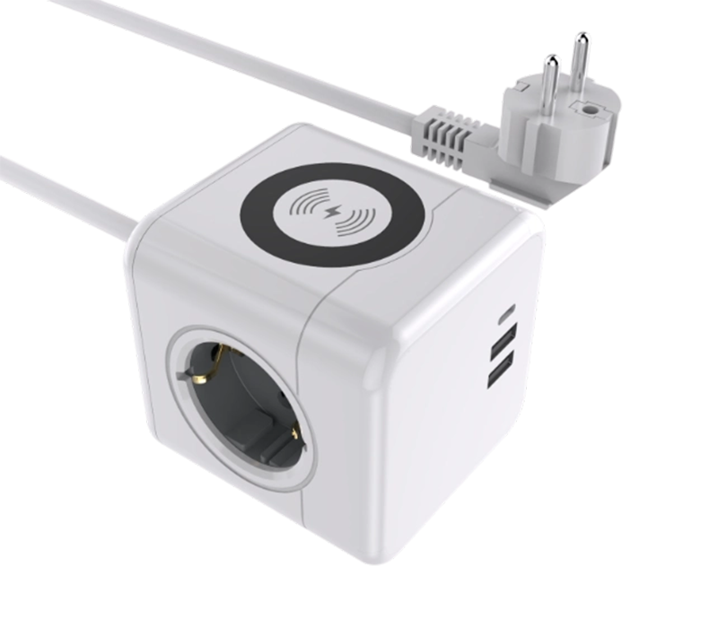 Удлинитель проводного куба E07 имеет 3 розетки европейского типа, 2 порта USB-A и 1 порт USB-C.